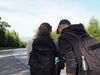 Zwei Personen mit Rucksack von hinten