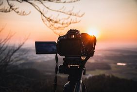 Digitalkamera vor Sonnenuntergang